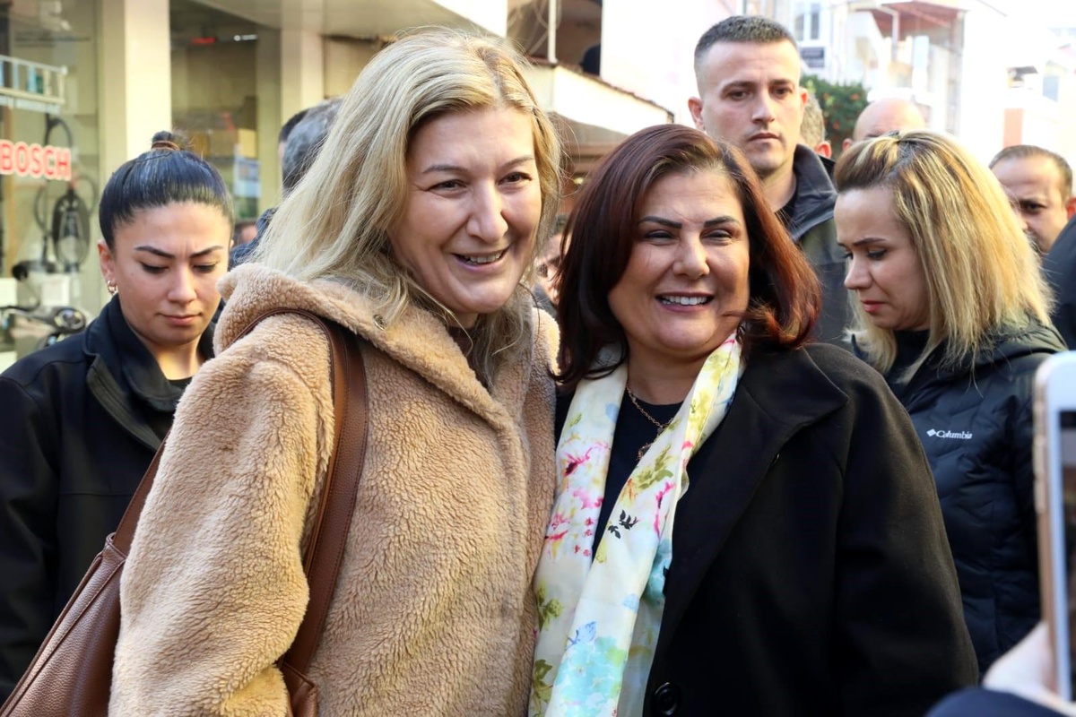 Aydın Büyükşehir Belediye Başkanı Özlem Çerçioğlu, Nazilli\'de vatandaşlarla ve pazar esnafıyla buluştu