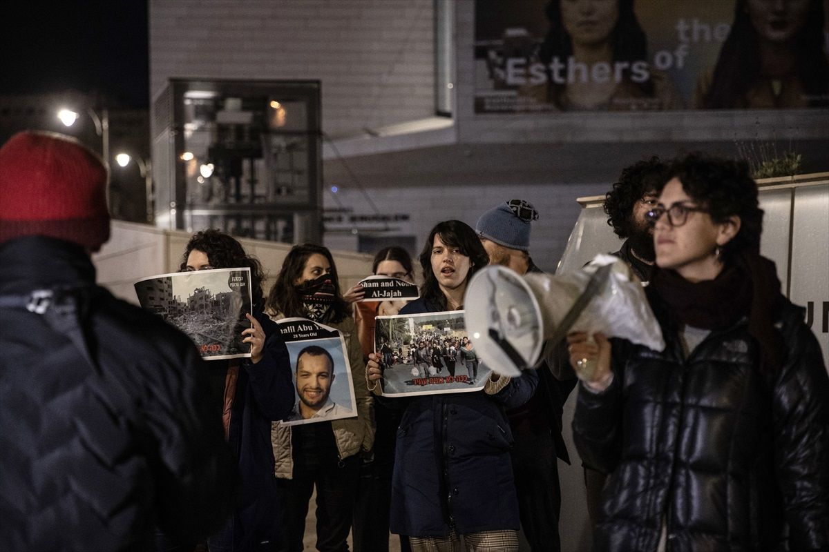 İsrailli Aktivistler İsrail\'in Gazze Saldırılarını Protesto Etti