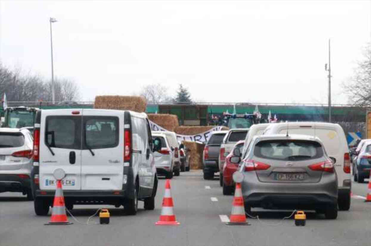 Belçika'da çiftçiler Avrupa Parlamentosu'nu kuşattı, ana yollar kapandı Belçika'da çiftçiler Avrupa Parlamentosu'nu kuşattı, ana yollar kapandı
