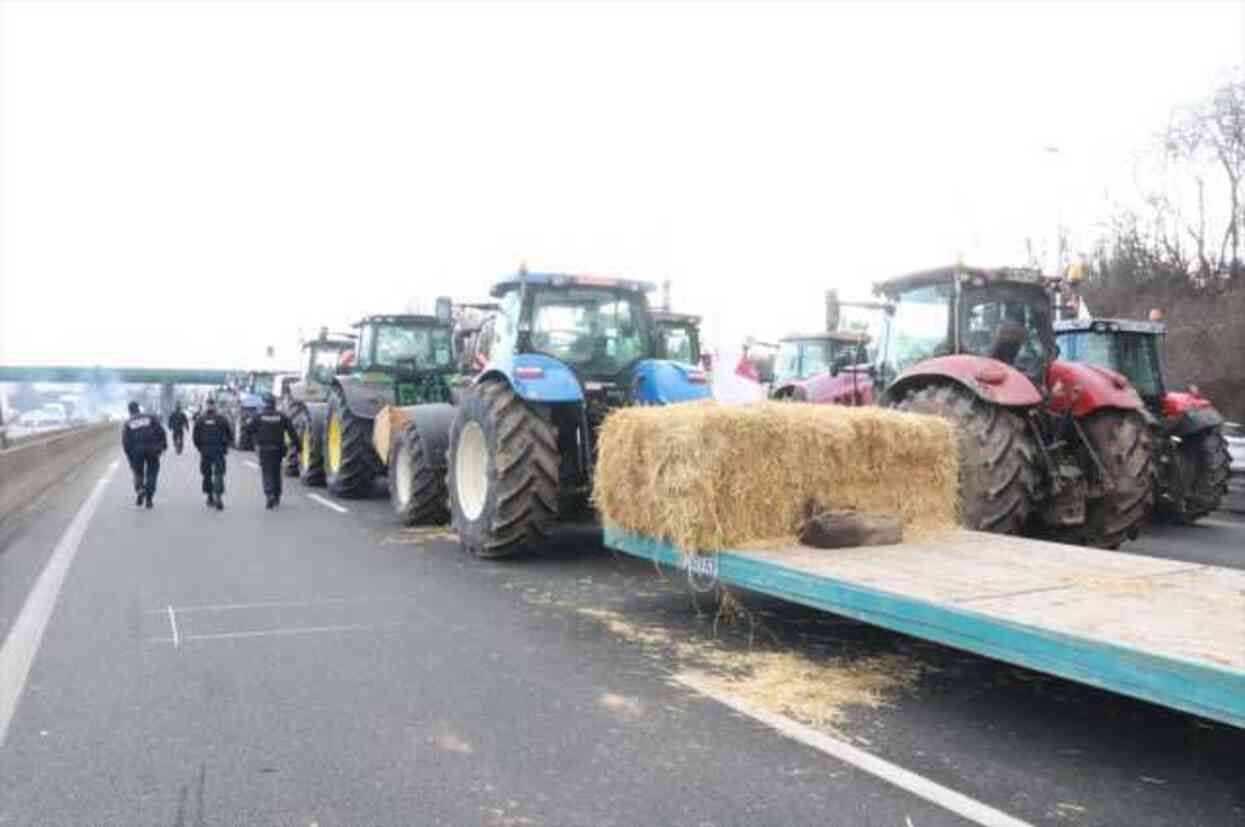 Belçika'da çiftçiler Avrupa Parlamentosu'nu kuşattı, ana yollar kapandı Belçika'da çiftçiler Avrupa Parlamentosu'nu kuşattı, ana yollar kapandı