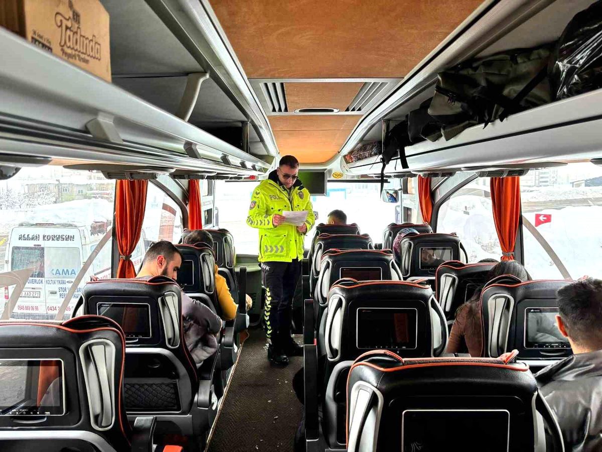 Bitlis Emniyet Müdürlüğü Yolcuları Emniyet Kemeri Konusunda Bilgilendirdi