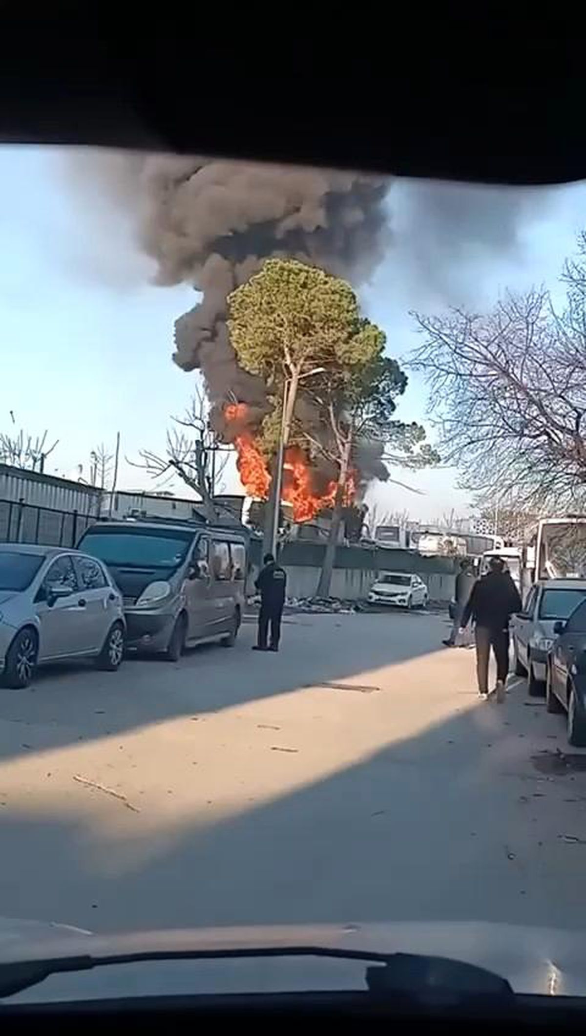 Bursa\'da park halindeki otobüs alevlere teslim oldu