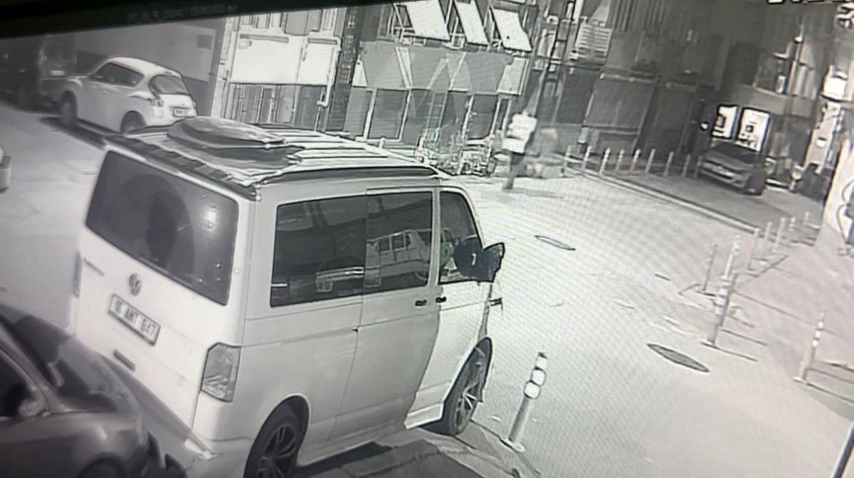 Bursa\'da Şüphelilerin Evden Hırsızlık Anları Güvenlik Kamerasına Yansıdı