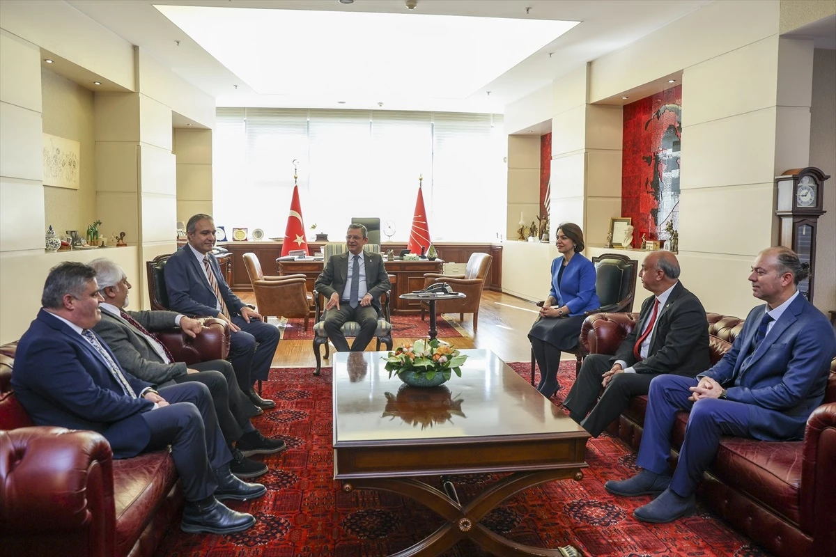 CHP Genel Başkanı Özgür Özel, Birleşik Kamu-İş Konfederasyonu Genel Başkanı Mehmet Yeşildağ\'ı kabul etti