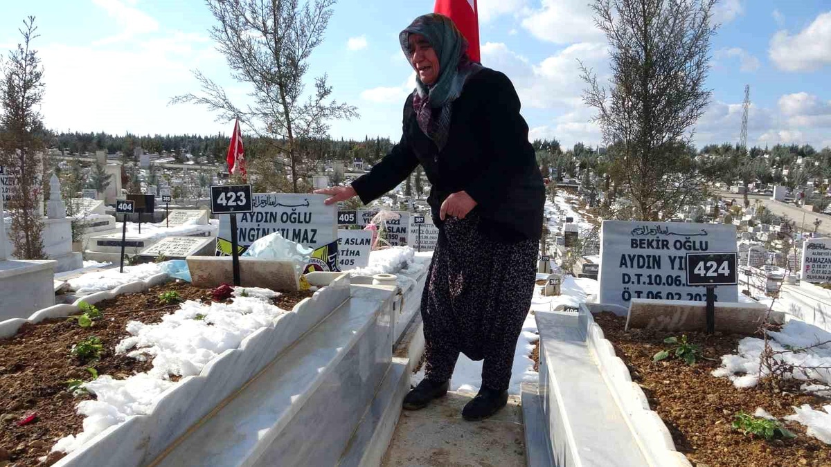 Depremde kaybettiği ailesini mezarlıkta özleyen yaşlı kadın
