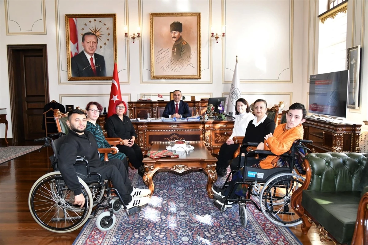 Vali Recep Soytürk\'e Türkiye Sakatlar Derneği ziyareti