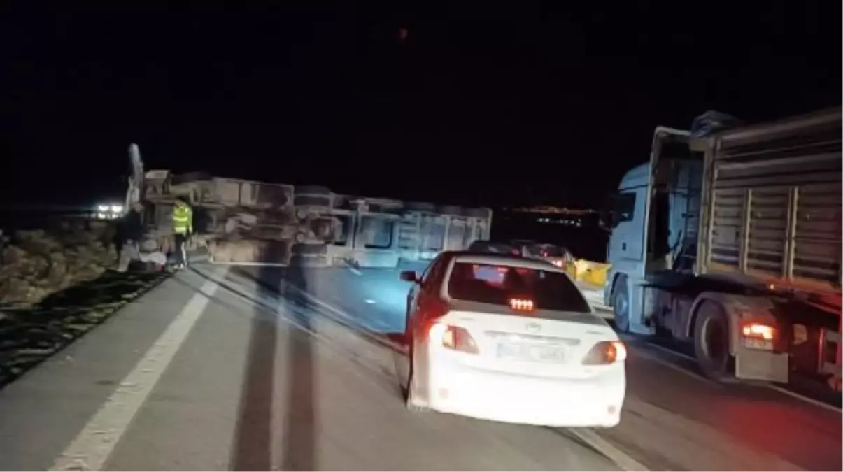 Gübre Yüklü TIR Devrildi, 1 Kişi Yaralandı