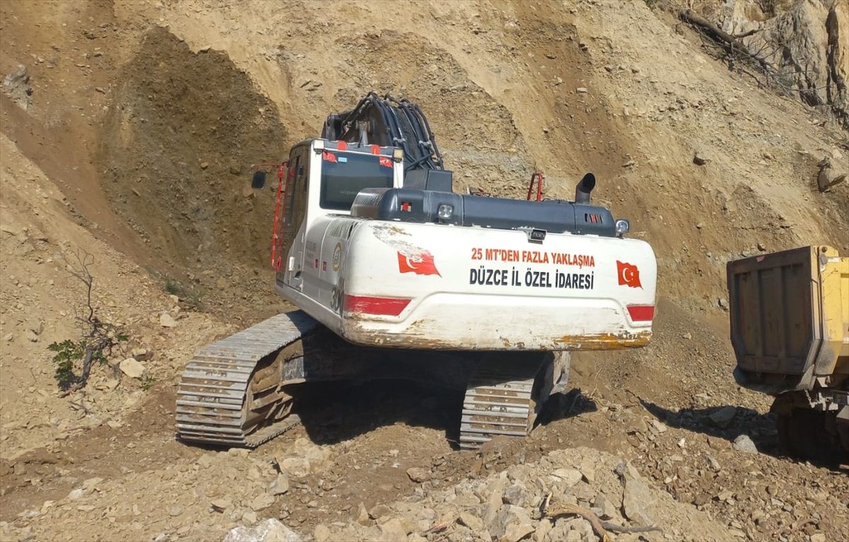Düzce Beyköy\'de Heyelan Sonucu Kapanan Yol Açılıyor
