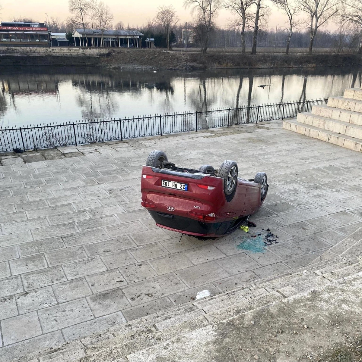 Edirne\'de Sürücü Takla Atarak Nehir Kenarına Düştü