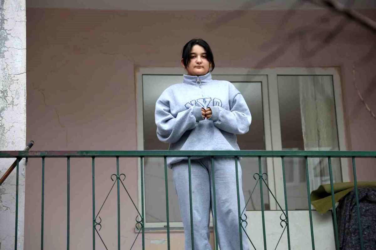 Depremde enkaz altından çıkarılan 14 yaşındaki Rana\'nın hikayesi