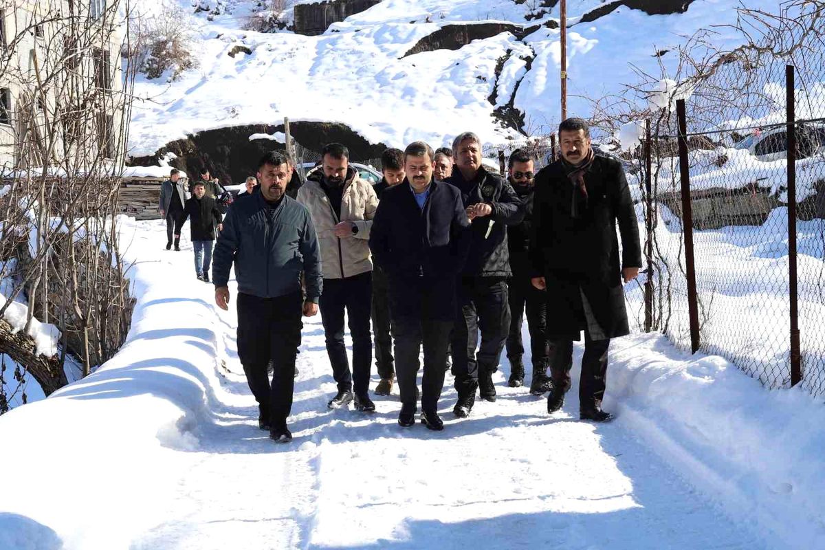 Hakkari\'de çıkan yangında evi yanan aileye yardım eli