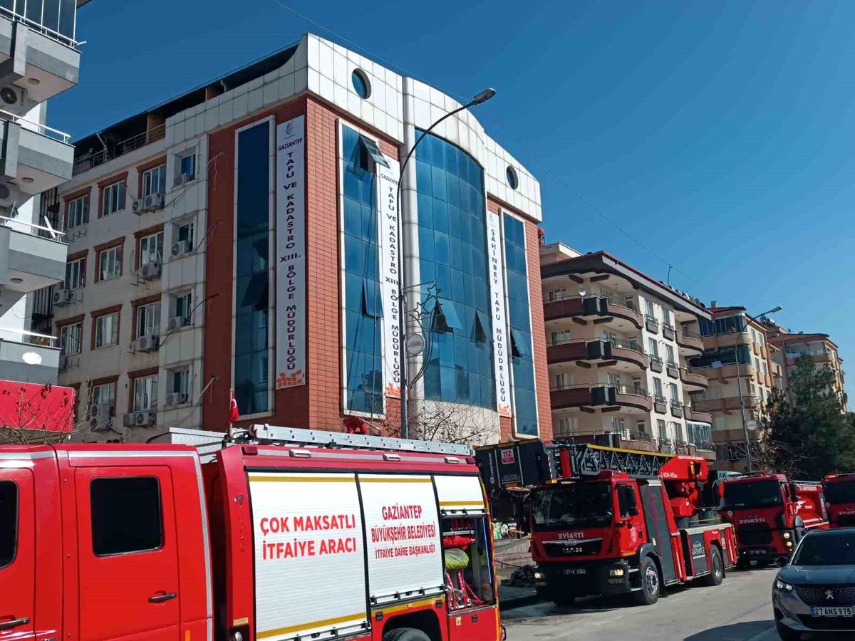 Gaziantep\'te Tapu ve Kadastro Bölge Müdürlüğü binasında yangın çıktı