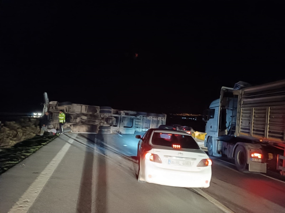 Gaziantep\'te devrilen tırın üzerindeki gübre yüklü çuvallar yola savruldu, 1 kişi yaralandı