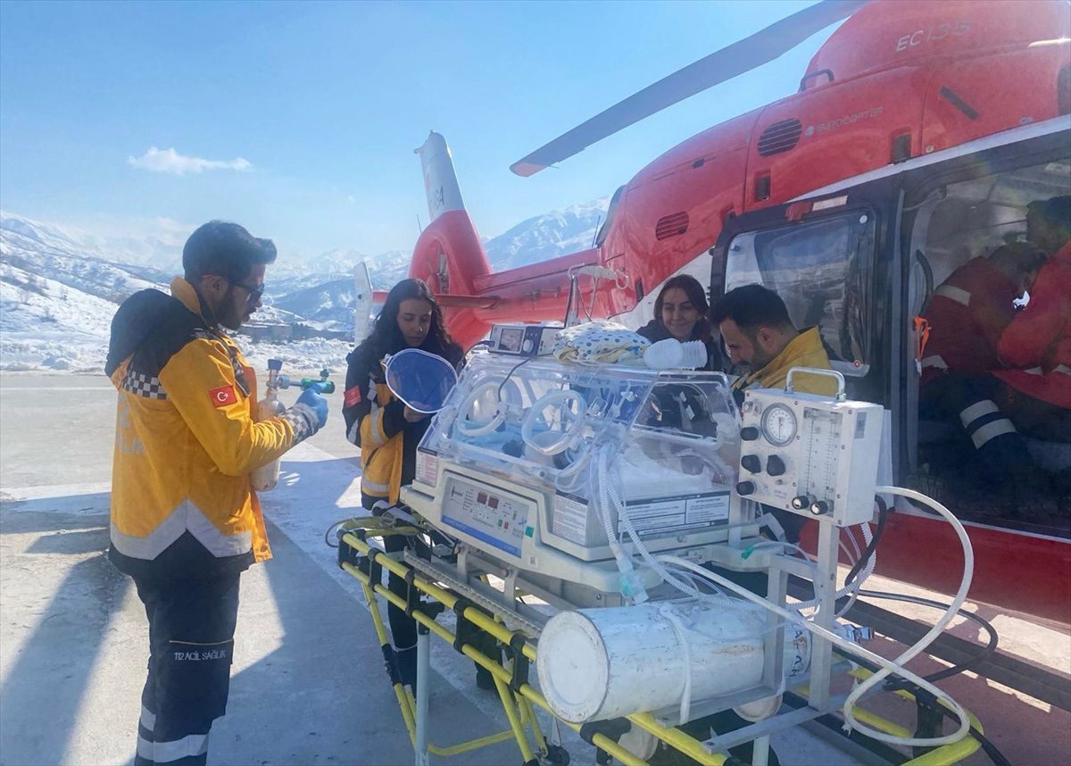 Hakkari\'de rahatsızlanan 8 günlük bebek ambulans helikopterle Van\'a sevk edildi