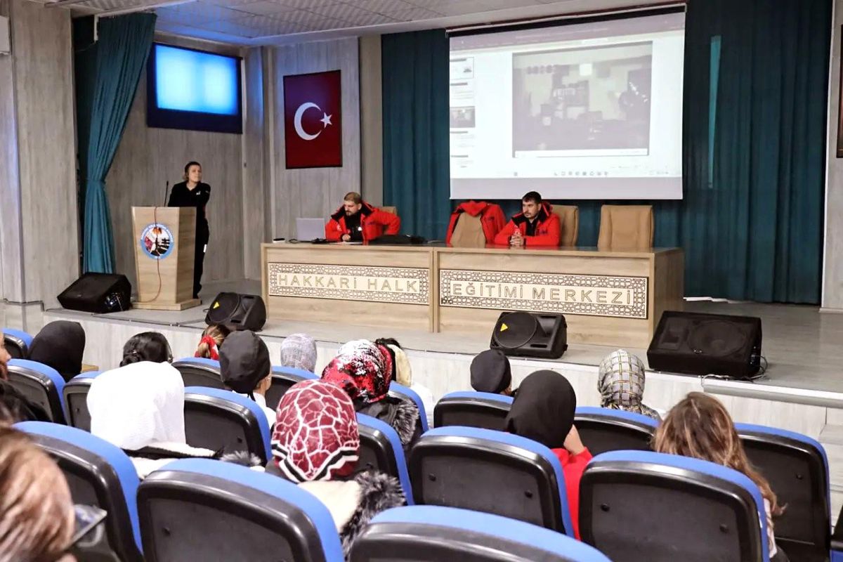 Hakkari Halk Eğitim Merkezi Müdürlüğü Usta Öğreticilere Afet Farkındalık ve Yangın Söndürme Eğitimi Verdi