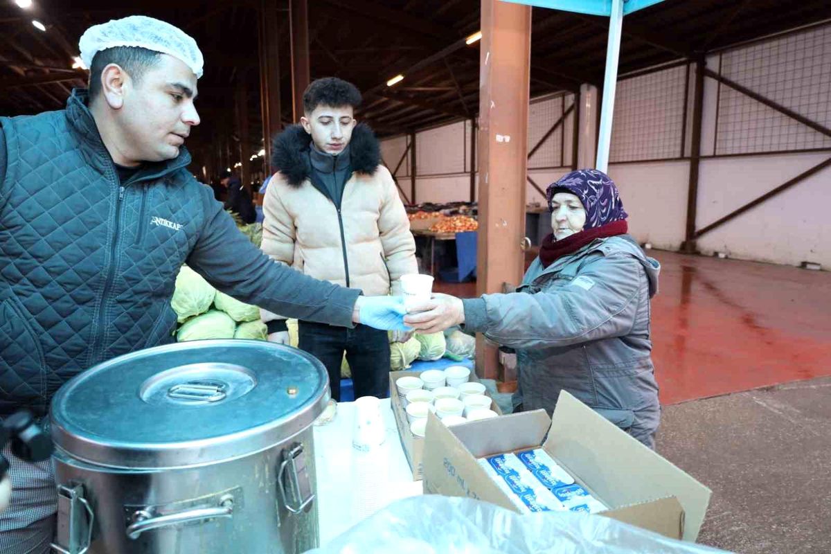 Başiskele Döngel Moda Pazarında Esnafa Çorba İkramı