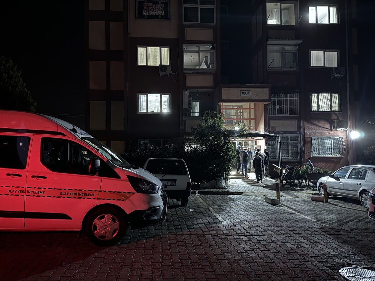 İzmir\'de aile içi şiddet ihbarına müdahale eden polis memuru silahla yaralandı