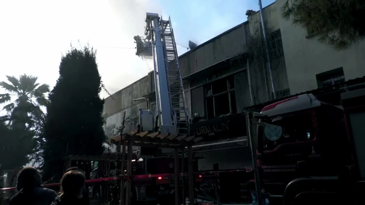 İzmir Kemeraltı\'nda Bijüteri Dükkanında Yangın Çıktı