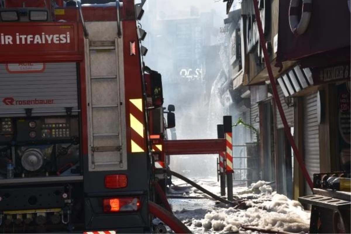 İzmir Kemeraltı\'nda Hediyelik Eşya Dükkanında Yangın Çıktı