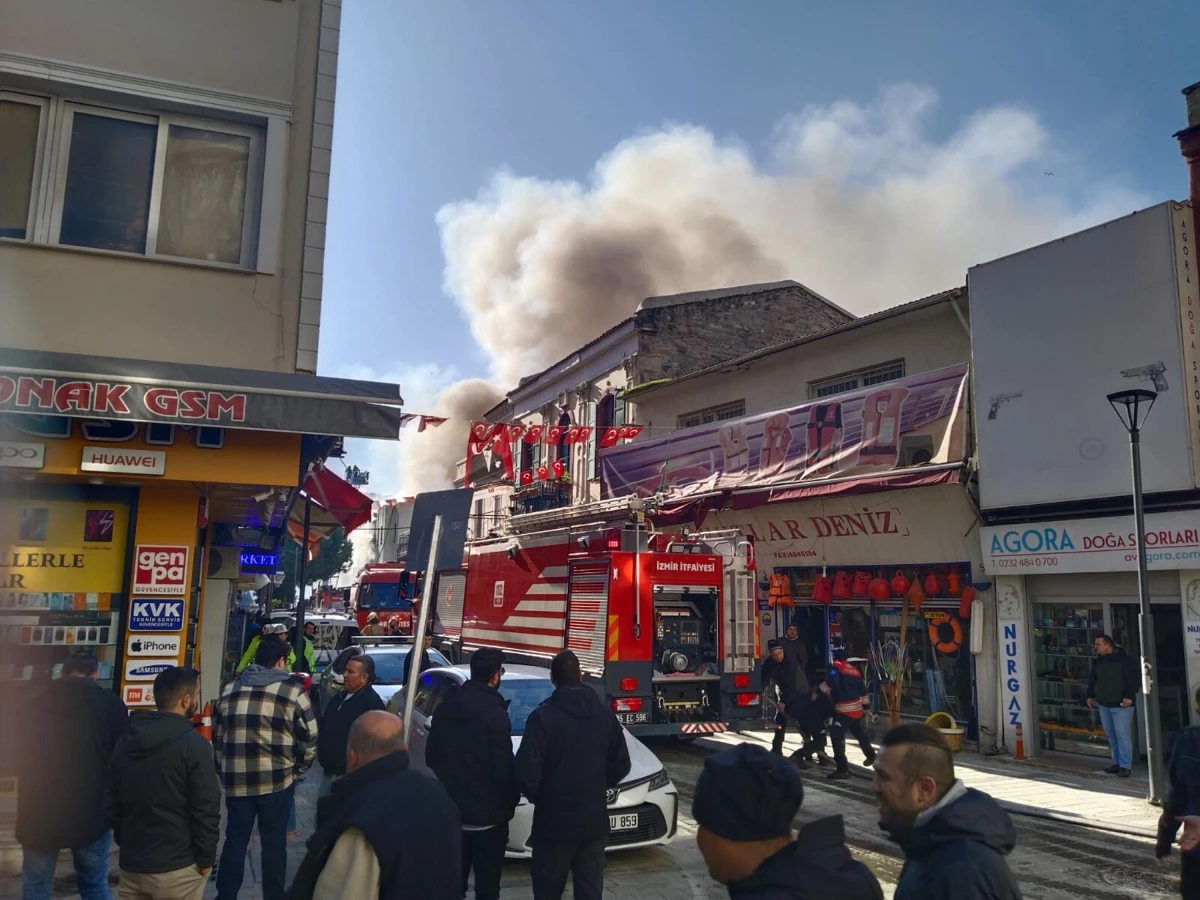 İzmir Konak\'ta Kemeraltı Çarşısı\'ndaki İş Merkezinde Yangın Çıktı