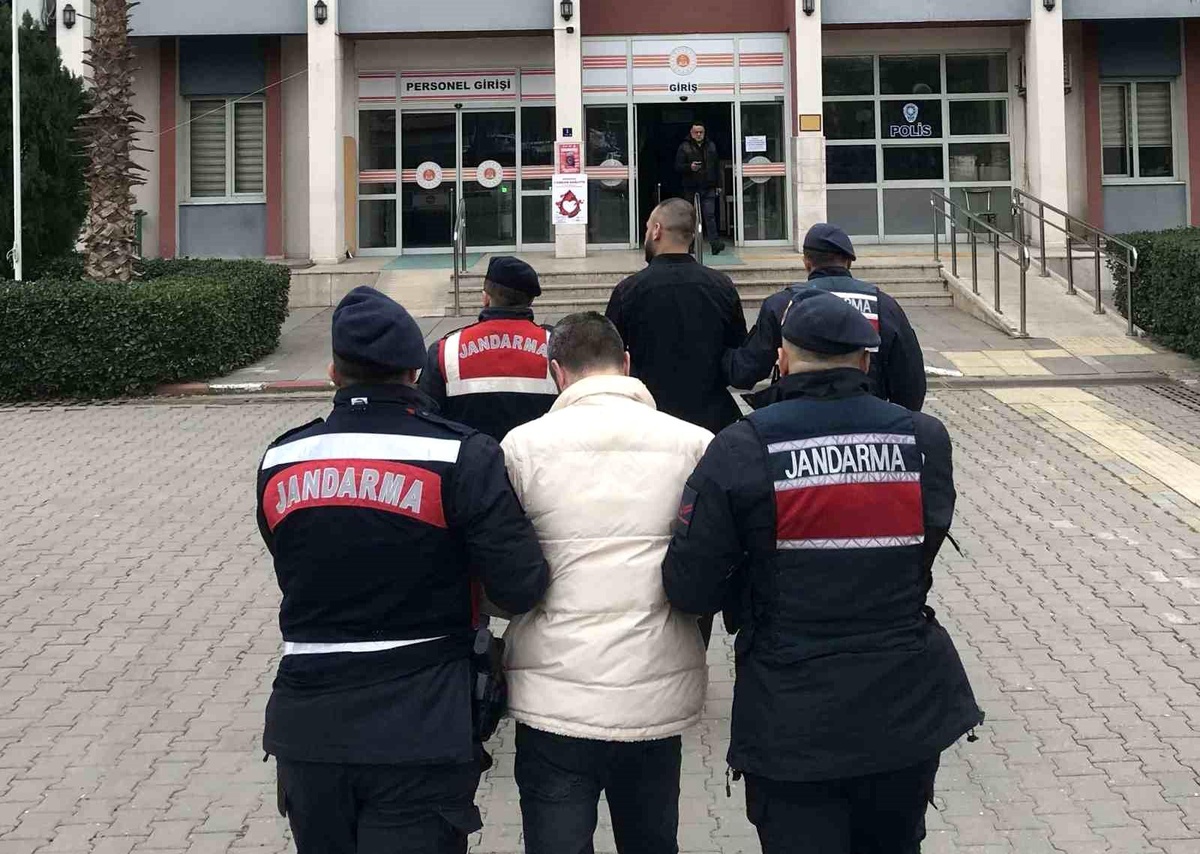 Nazilli\'de Uyuşturucu ve Tabanca Ele Geçirildi, Aranan Şahıslar Yakalandı