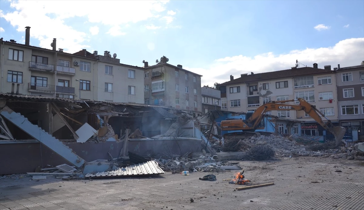 Karamürsel Amiral Karamürsel İlkokulu\'nun deprem riski taşıyan blokları yıkıldı
