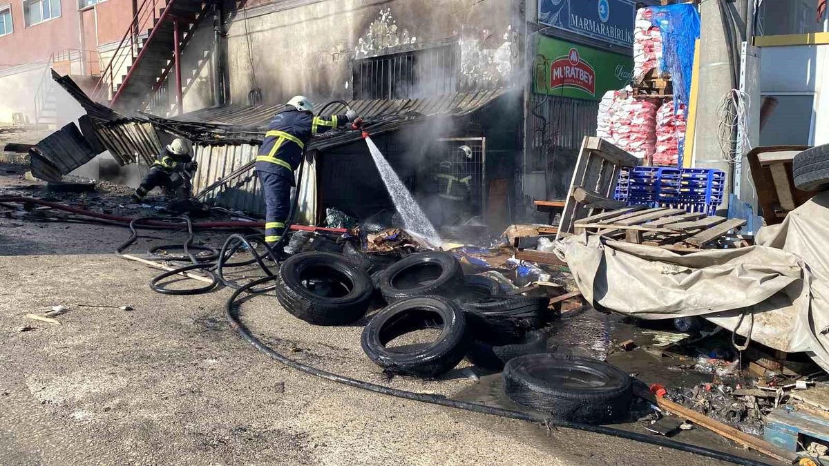 Kastamonu\'da İş Merkezinde Yangın: Patlama Sesleri Paniğe Sebep Oldu