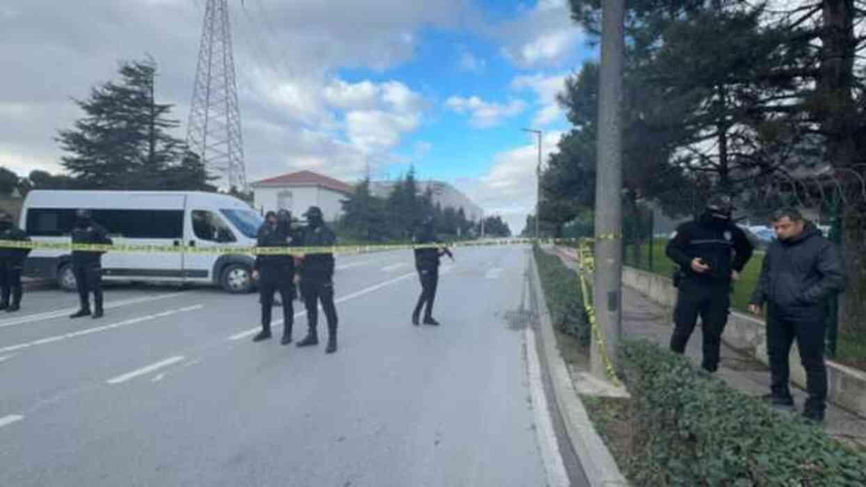 Kocaeli'de fabrikadaki rehine krizi gölgesinde işçiler doğum günü kutladı