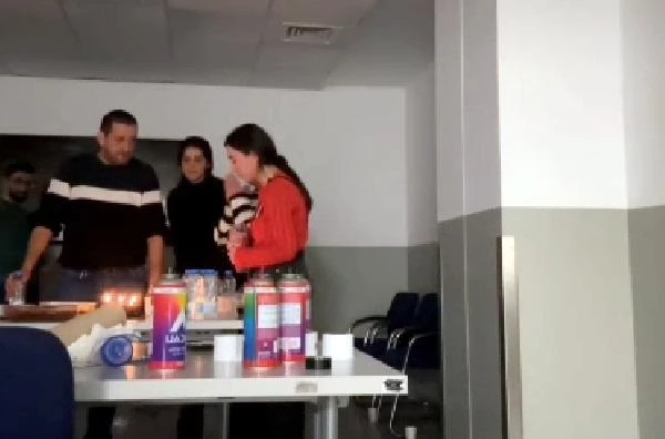 Kocaeli'de fabrikadaki rehine krizi gölgesinde işçiler doğum günü kutladı