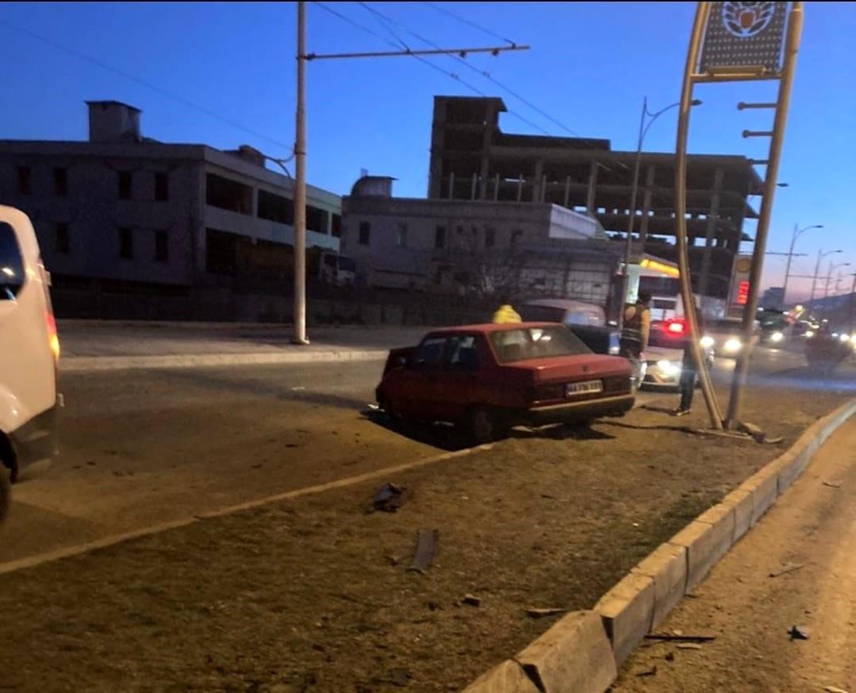 Malatya\'da Kontrolden Çıkan Otomobil Refüje Çarptı: 1 Yaralı