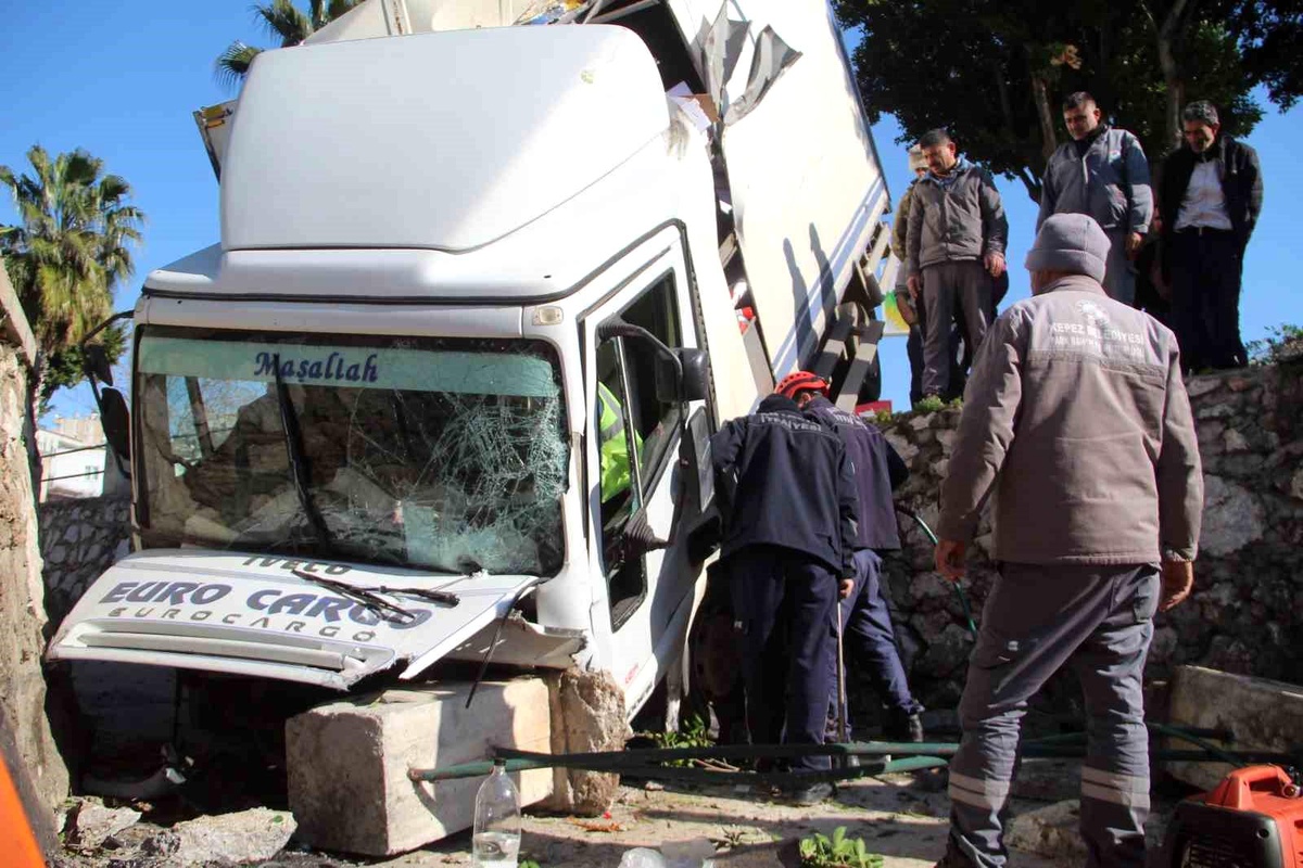 Antalya\'da Minibüs ve Kamyonetlerin Karıştığı Kaza Sonucu Sürücü Kurtarıldı