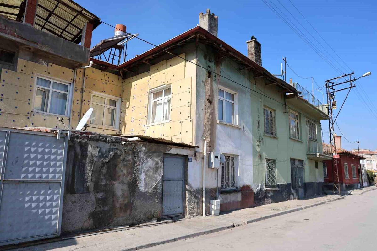 Konya\'da İlaçlama Sonucu Zehirlenen Ailede 8 Yaşındaki Çocuk Hayatını Kaybetti