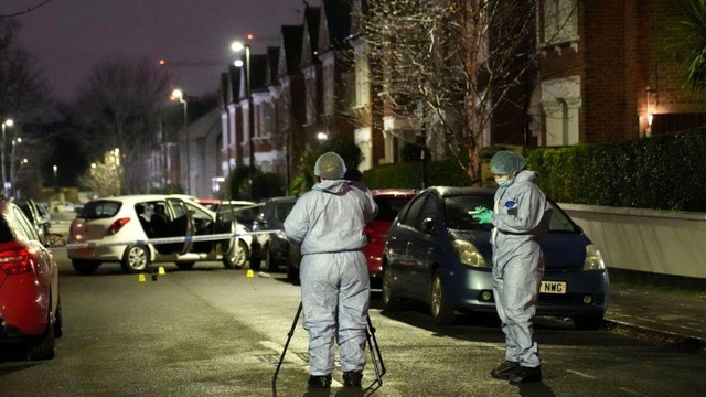 Londra'da anne ve iki kızı asitle saldıran şüphelinin fotoğrafı yayınlandı Londra'da anne ve iki kızı asitle saldıran şüphelinin fotoğrafı yayınlandı