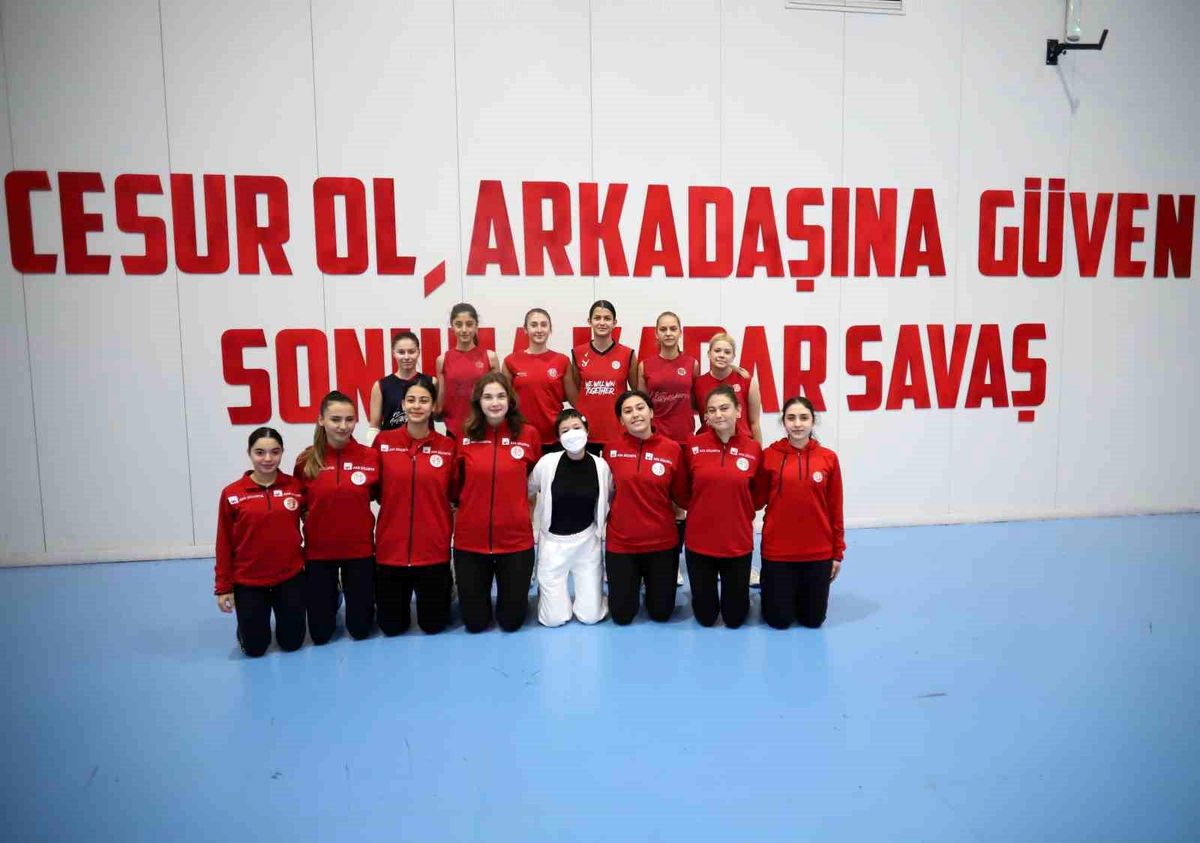 Lösemi Hastası Genç Kızın Antalyaspor\'da Gerçekleşen Voleybol Hayali