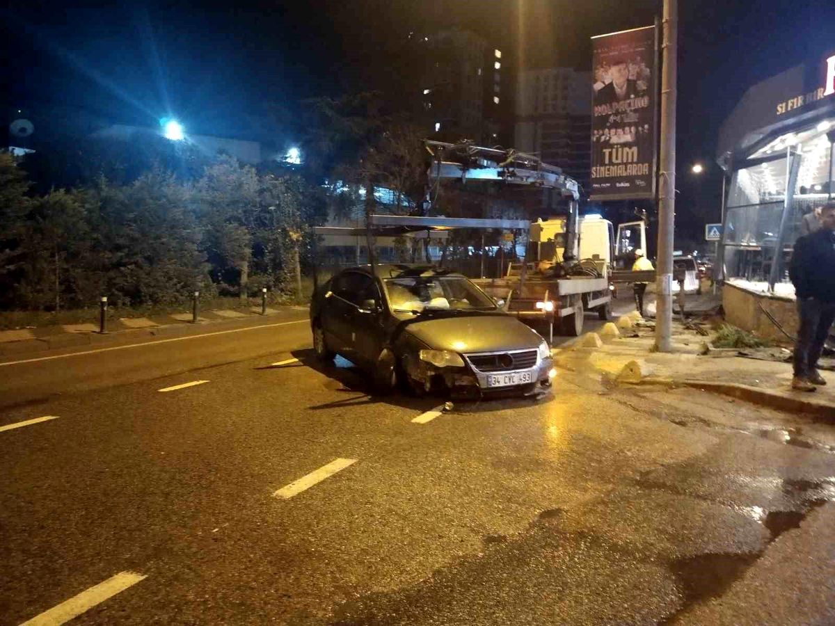 Maltepe\'de süratle ilerleyen otomobil restorana girdi, sürücü yaralandı