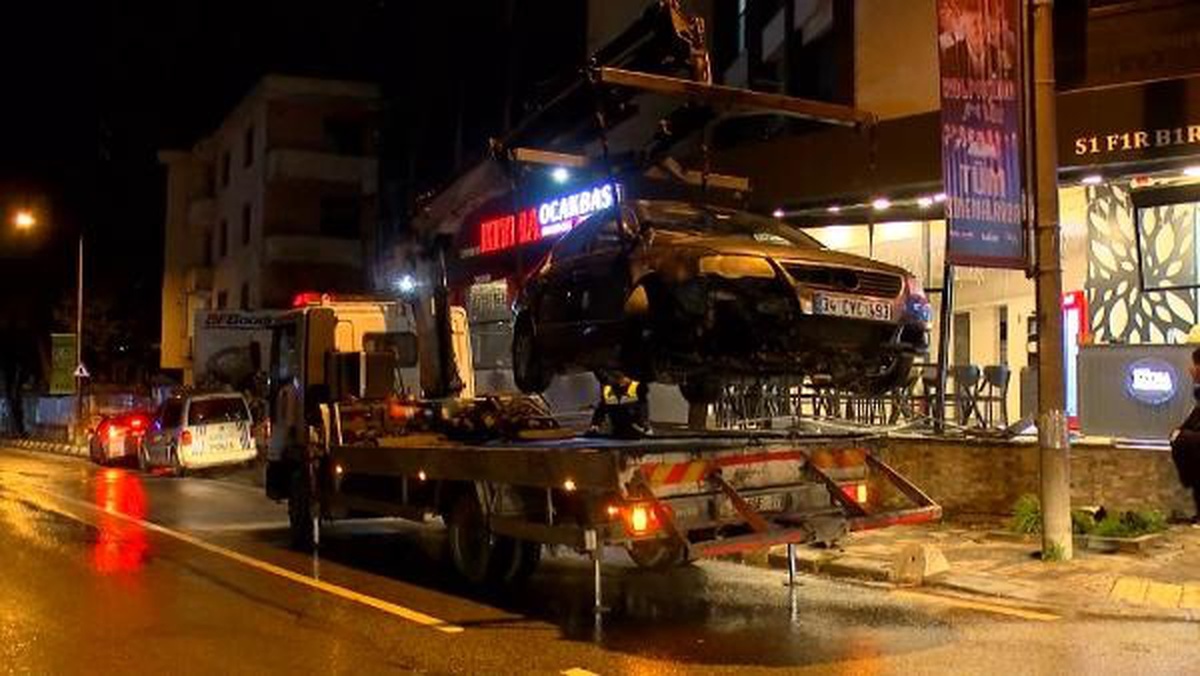 Maltepe\'de otomobil restorana daldı: Sürücü hafif yaralandı