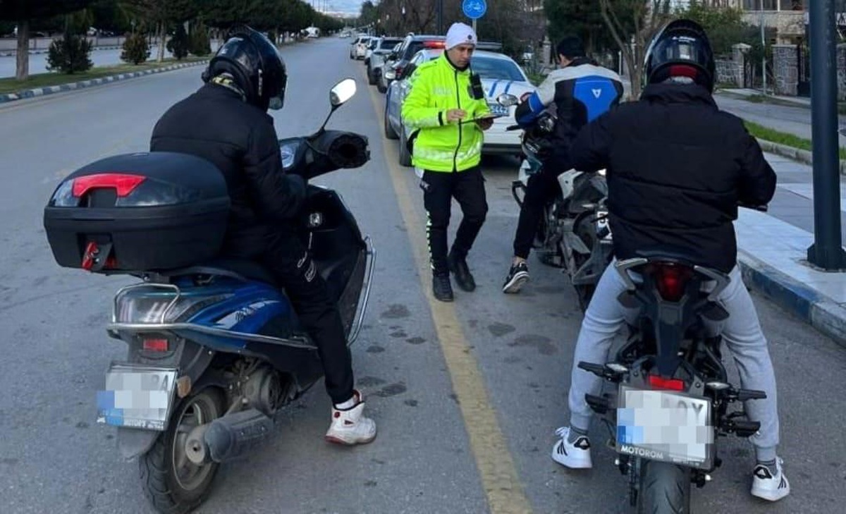 Manisa\'da yapılan motosiklet denetimlerinde 21 motosiklet trafikten men edildi