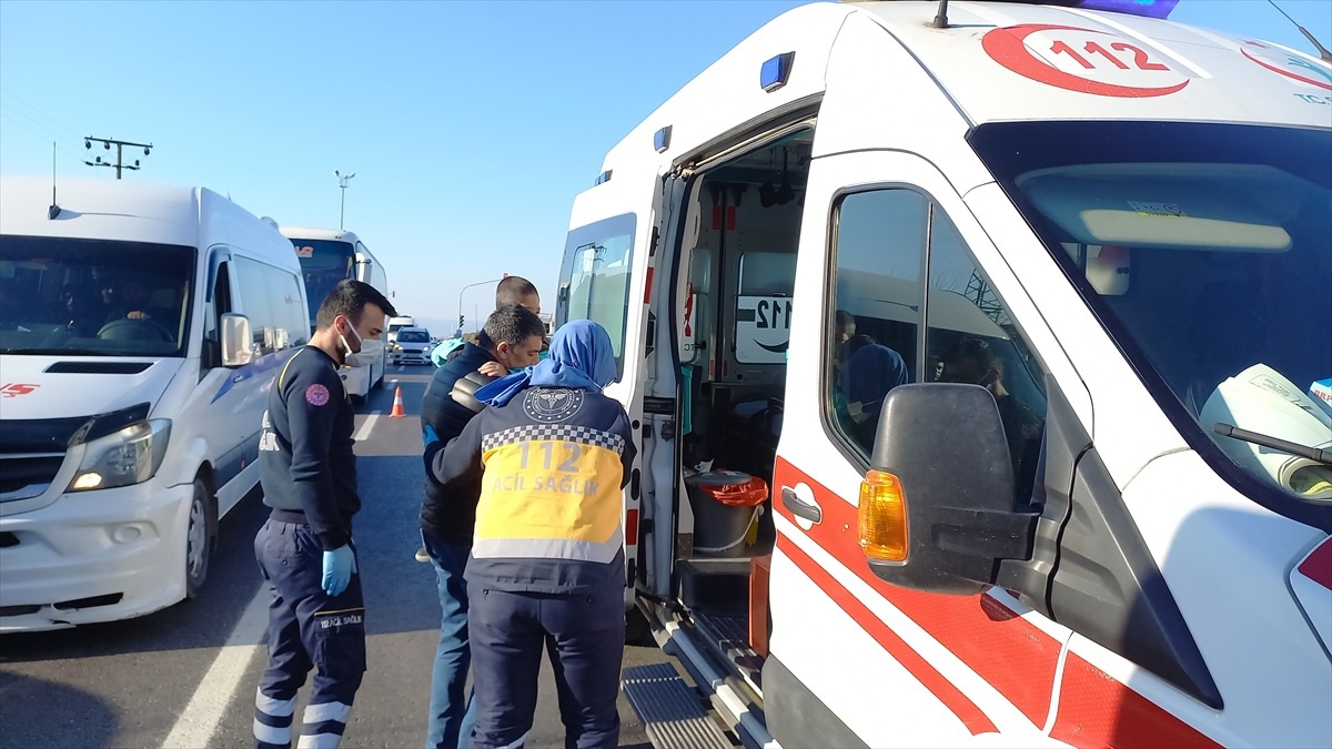 Manisa\'da otomobilin tıra çarpması sonucu 2\'si çocuk 7 kişi yaralandı