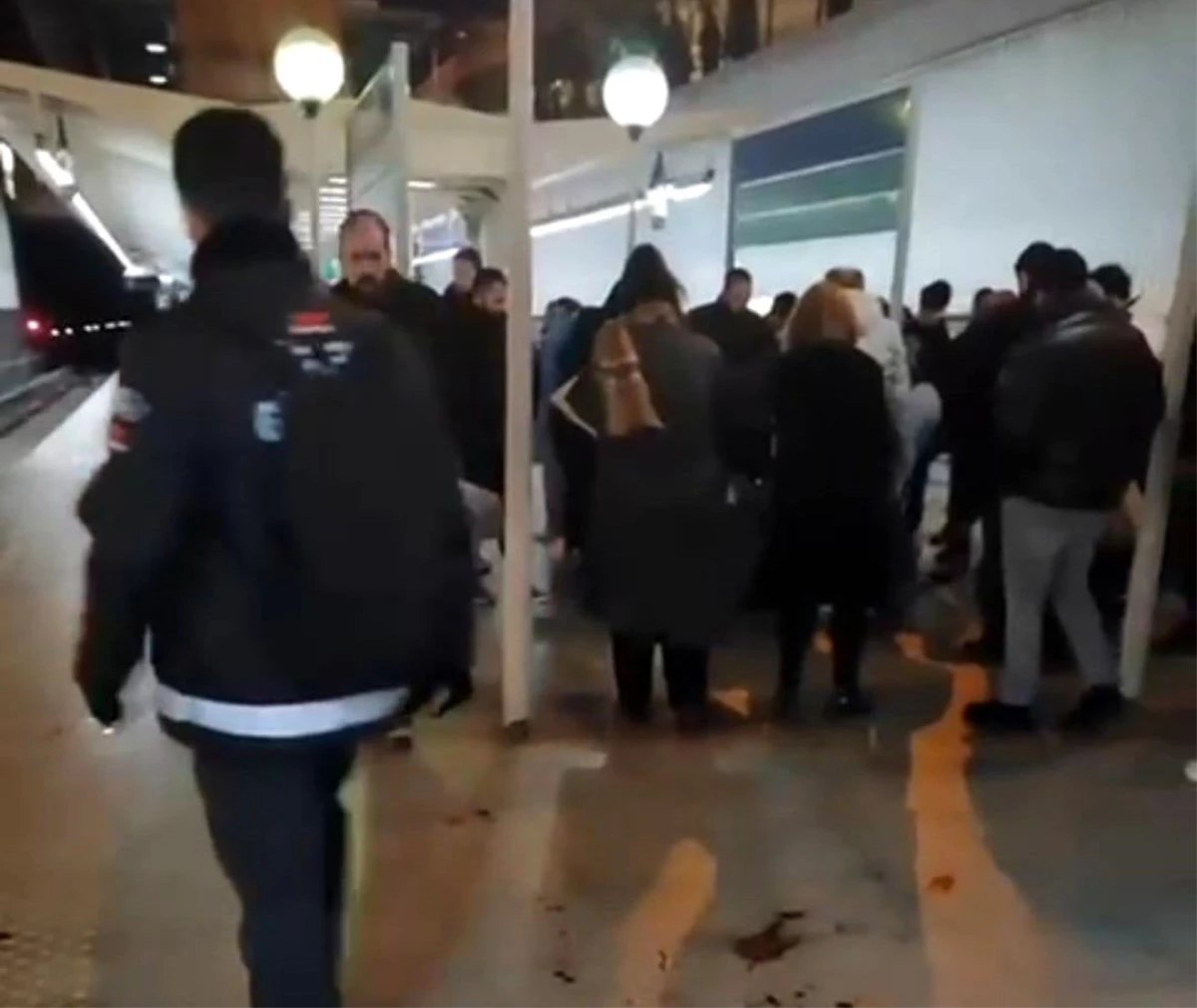 İzmir\'de metro istasyonunda çıkan kavgada bir kişi hayatını kaybetti