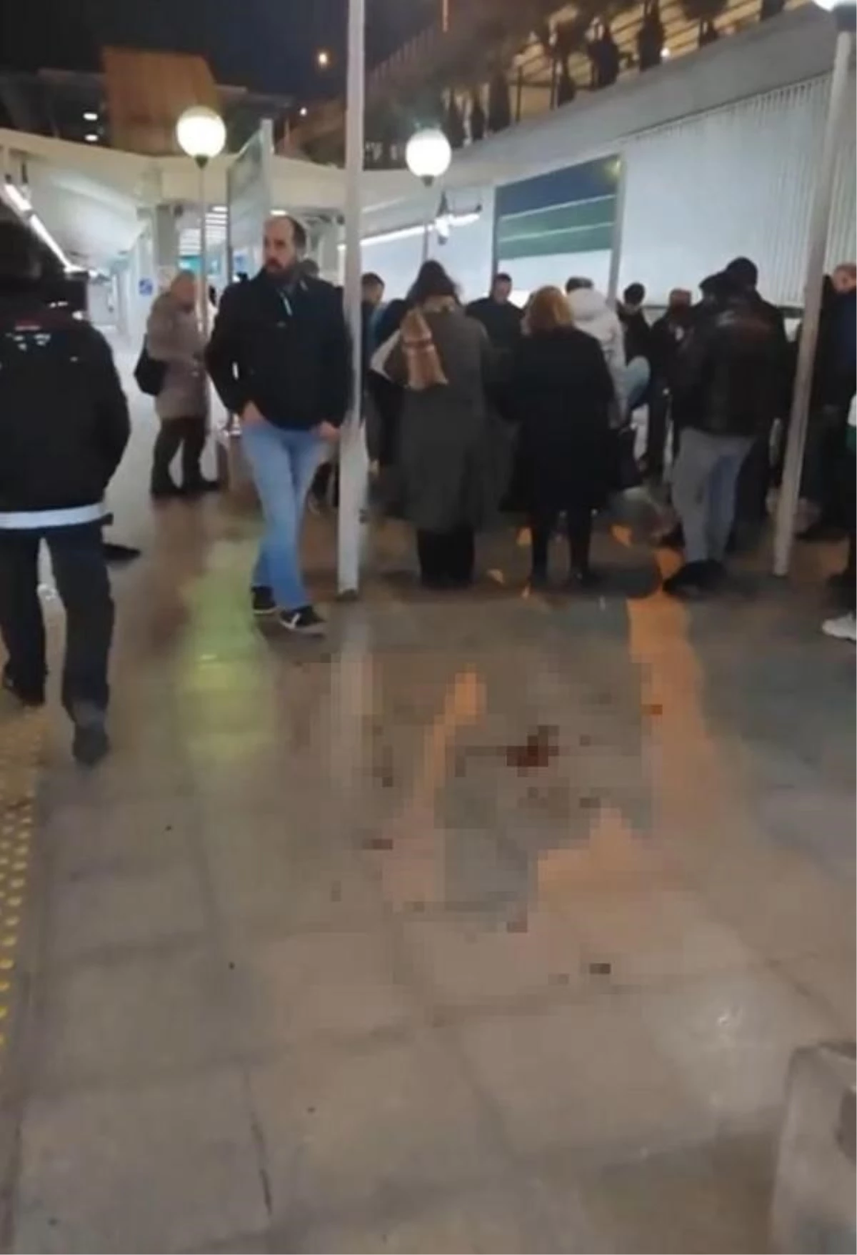 İzmir\'de bıçaklı kavgada 1 kişi öldü, 1 kişi yaralandı
