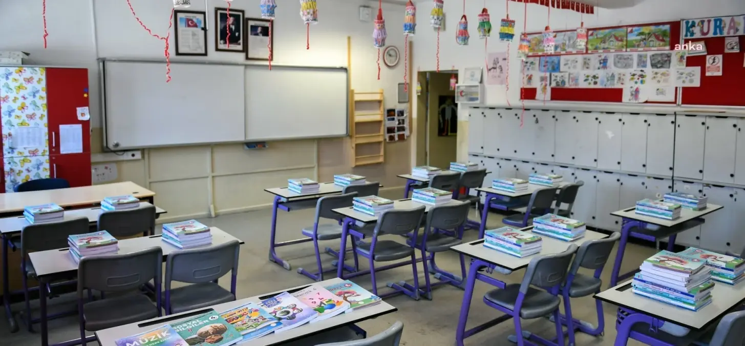 Milli Eğitim Bakanlığı, \'Adabımuaşeret\' dersi için öğretmenlere eğitim verecek