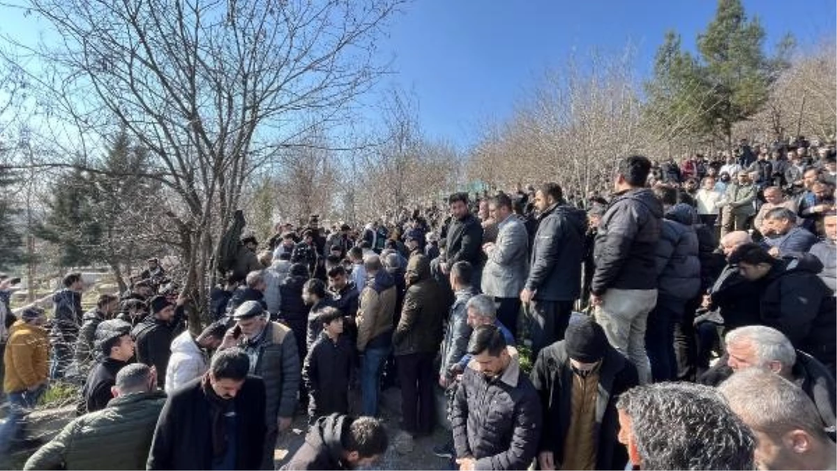Diyarbakırlı Ramazan Hoca\'nın Cenazesi Toprağa Verildi