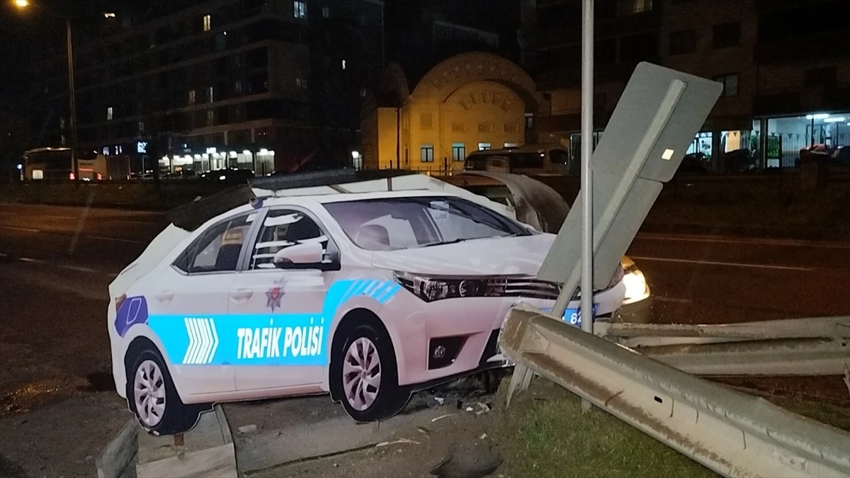 Bursa\'da Kontrolden Çıkan Otomobil Polis Aracı Maketine Çarptı: 2 Yaralı