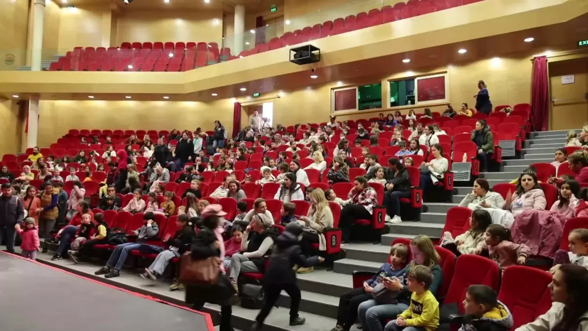 Marmaris Belediyesi'nin ara tatil etkinlikleri kapsamında sahnelenen 'Pinokyo' oyunu çocuklarla buluştu