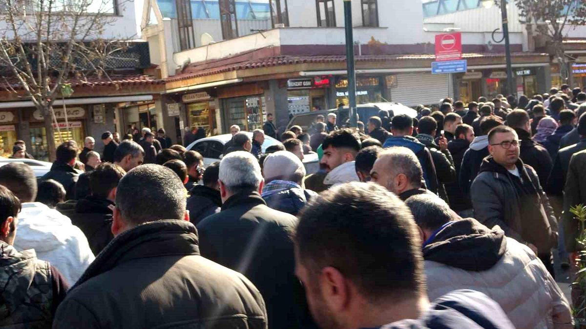 İstanbul\'da bıçaklı saldırı sonucu hayatını kaybeden Ramazan Pişkin, Diyarbakır\'da son yolculuğuna uğurlandı