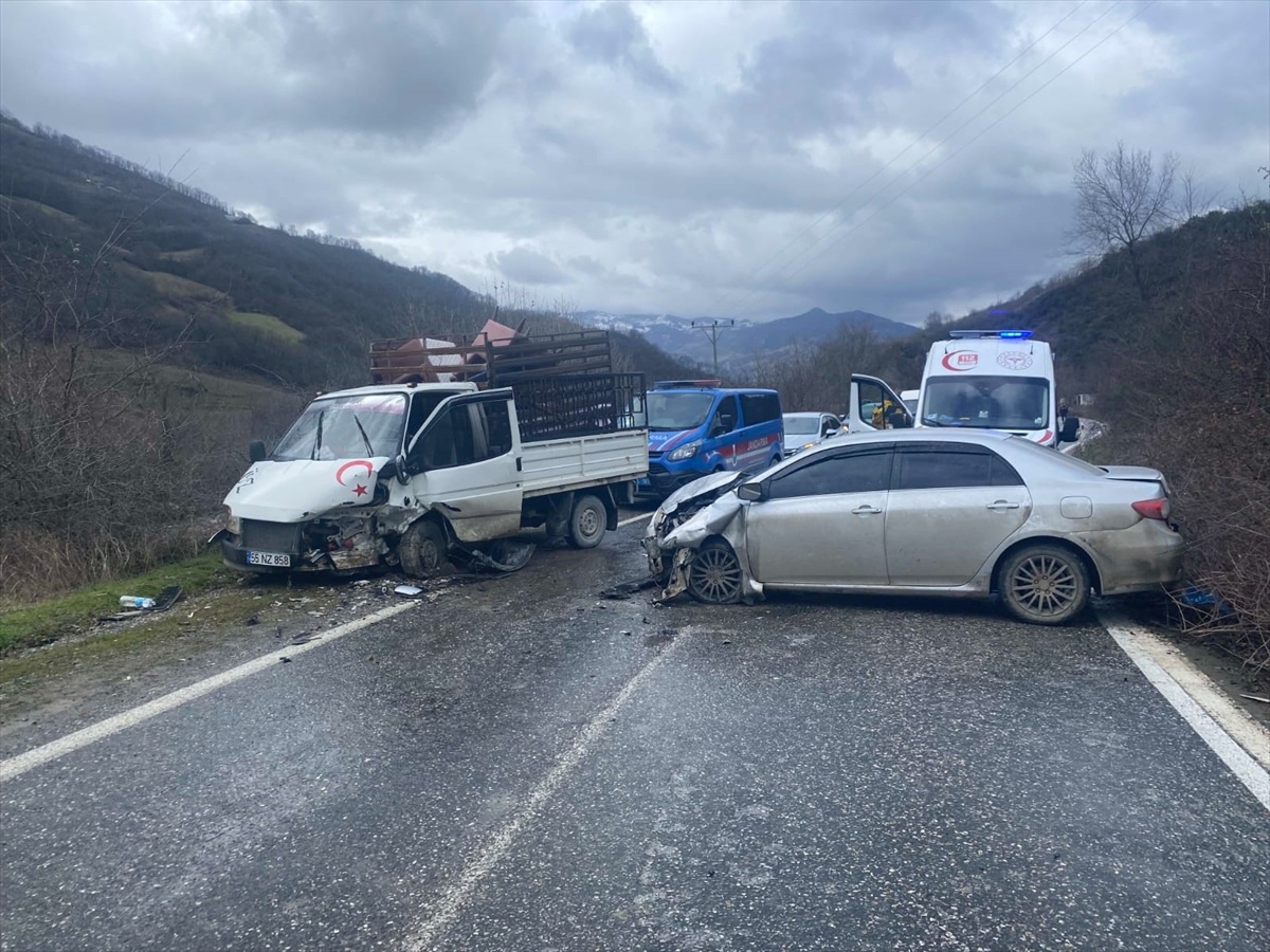 Samsun Bafra\'da Kamyonet ile Otomobil Çarpıştı: 4 Yaralı