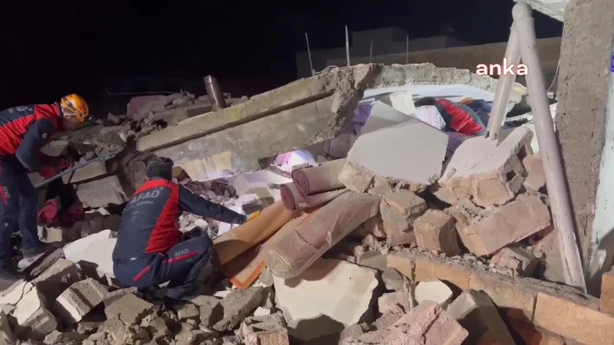 Şanlıurfa\'da Depremde Hasar Alan Ev Çöktü: 2 Ölü, 8 Yaralı