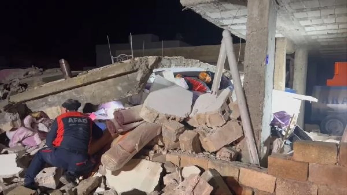 Şanlıurfa\'da Deprem Sonrası Ortaya Çıkan Hasarlı Ev Çöktü: 2 Ölü, 8 Yaralı