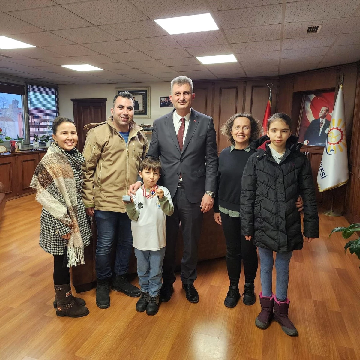 Gölcük Belediye Başkanı Ali Yıldırım Sezer, Satranç Milli Takımı\'na katılmaya hak kazanan Ali Mete Dere\'yi ağırladı
