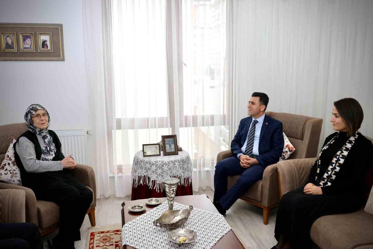 Bilecik Valisi Şefik Aygöl, şehit ailelerinin yaralarını birlikte sarıyor